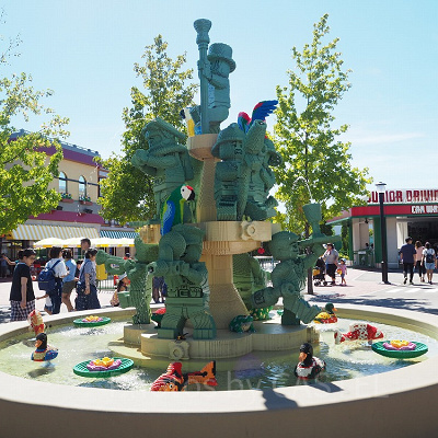 レゴランドの背景にあるミニフィグ