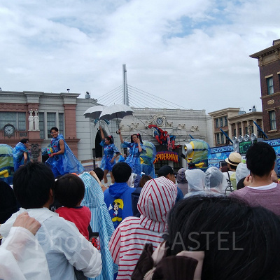 ミニオンクールファッションショー／レインコート姿のミニオン