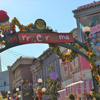 ミニオンパークの入り口（クリスマスバージョン）