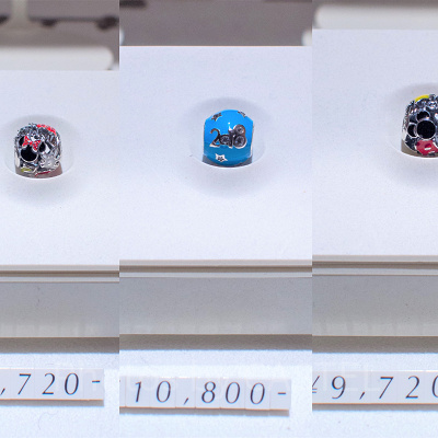 「ミニー」「2018年」「ミッキー」のチャーム（左から）