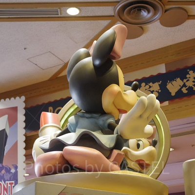 口紅をぬって鏡でチェックするミニーちゃん