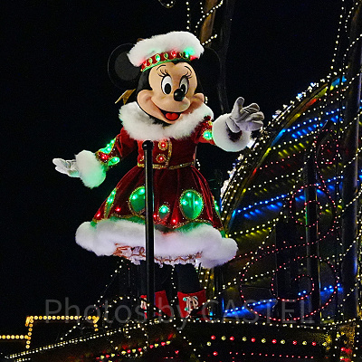 サンタコスチューム姿のミニー