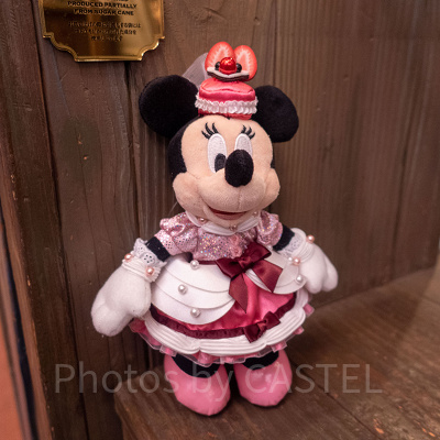 ミニーぬいぐるみバッジ（テーブル・イズ・ウェイティング）