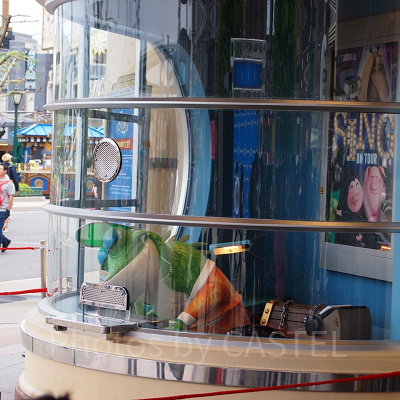 入り口で居眠りしているミス・クローリー