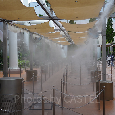 ユニバ内のいたるところでミストシャワーが設置されている