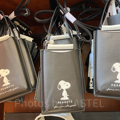 スマートフォンポーチ（USJスヌーピー春夏グッズ）