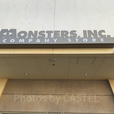 モンスターズ・インク・カンパニーストア正面看板