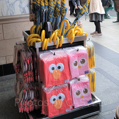 モッピーのレインポンチョ（右）