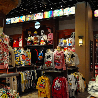 モッピーのトレーナーや帽子がディスプレイされています/ユニバーサルスタジオストア