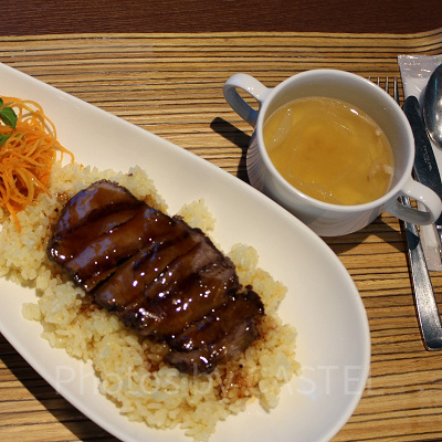 「オーシャン」のビーフステーキピラフ