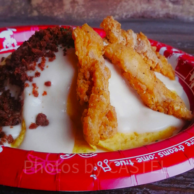 オムライス、フライドチキンと鶏そぼろ