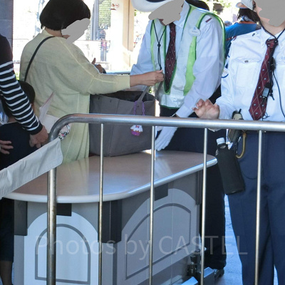 荷物は大きく開いて見せましょう