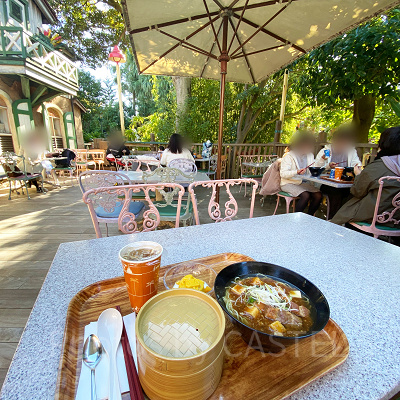 屋外のイートスペース