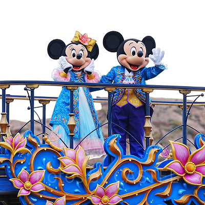 ファンタジースプリングスをイメージしたコスチュームを着たミッキーとミニー