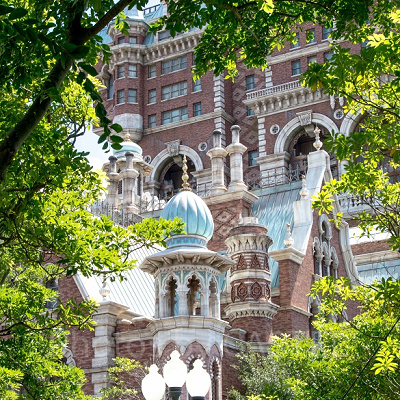 庭園にある謎の女性の絵