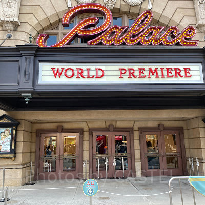 極秘任務指令書を配布するパレスシアター