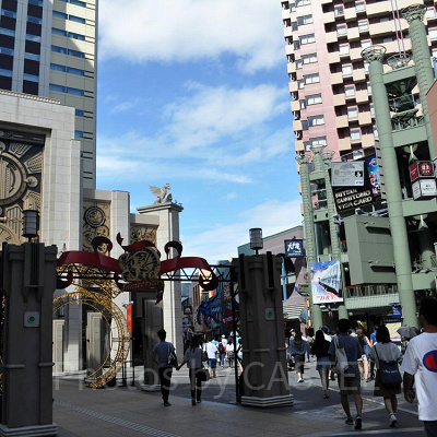 パークフロントホテル正面ゲート（写真左側）