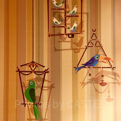 セレブレーションホテルの廊下に描かれたオウムたち