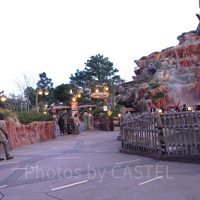 スプラッシュ・マウンテンの前を通過