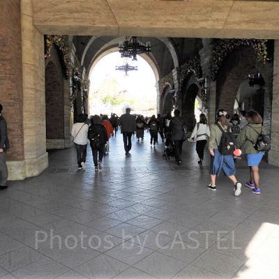 ミラコスタの下をくぐる