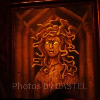 廊下の絵の目に注目！