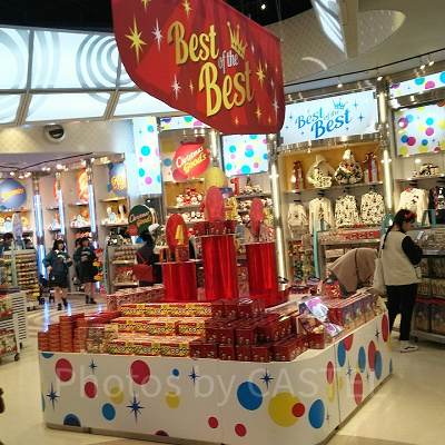 USJ「ユニバーサル・スタジオ・スーベニア」の店内でお土産選びを楽しむひとたち