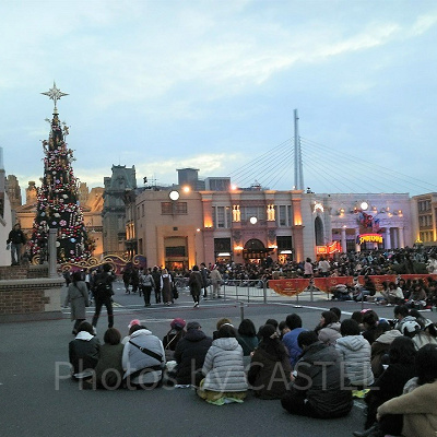 USJの「天使のくれた奇跡Ⅲ」を待つひとたち/無料鑑賞エリア（バリケード外）と特別鑑賞エリア（バリケード内）