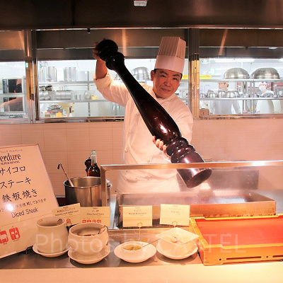 安井シェフが振るペッパーミル