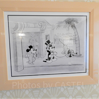 ソファの上にある絵