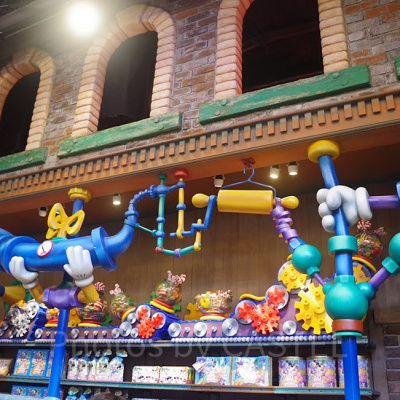 ギャグファクトリーの棚の上の配管