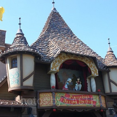 とがった茶色い屋根が目印です