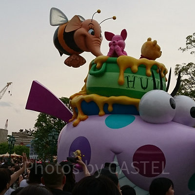 パレードのプーさんとピグレット