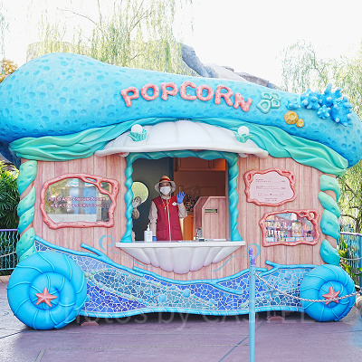 スカットルのスクーター前のポップコーンワゴン