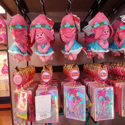 ポピーのパスケース（下）／ポピーのぬいぐるみキーホルダー（上）