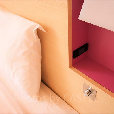 枕もとのコンセント