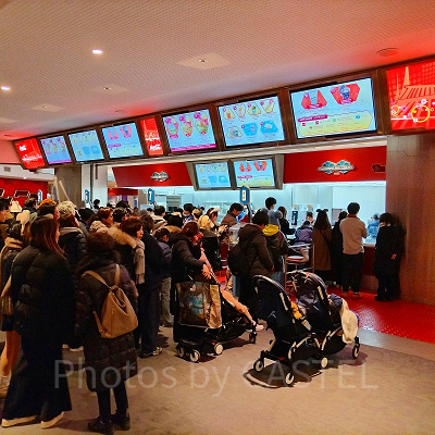 貸切ディズニー：ショーの合間のレストラン混雑の様子。レジには列ができている