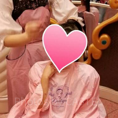 ドレスの上にケープをかけてまずはヘアメイクからはじめます。