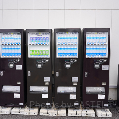 Q＆A（写真はチームラボプラネッツ豊洲の建物外にある自販機）