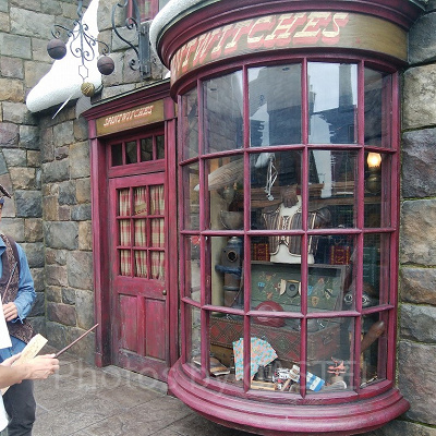 クィディッチ用品店のショーウインドウ