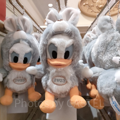 ディズニーお正月グッズ：うさぎドナルドぬいぐるみバッジ
