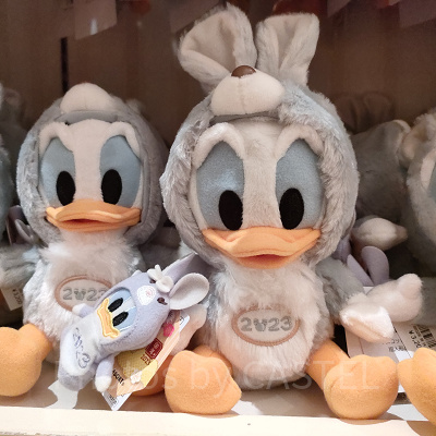 ディズニーお正月グッズ：うさぎドナルドぬいぐるみ