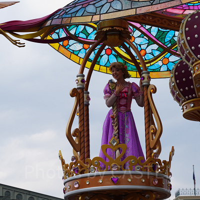 ディズニーランドのパレードに出演するラプンツェル