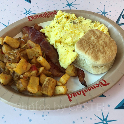 料理を受け取る