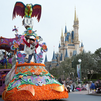 シンデレラ城を背景に見るパレードは見応え抜群