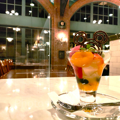 フルーツとわらび餅のパフェ、和三盆のシロップ（レストラン櫻）