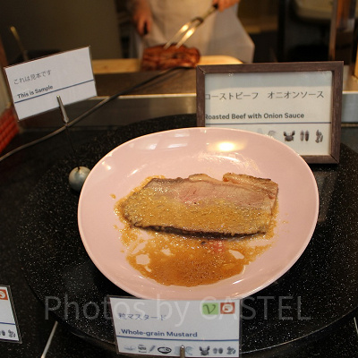 シェフがサーブしてくれるローストビーフ。お好きなソースでいただけます