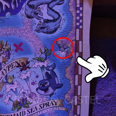 右側のふちにある岩がミッキーの形