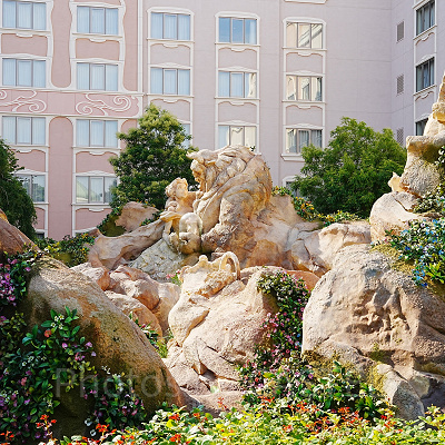 ベルと野獣をかたどった岩(奥)、ルミエールたちをかたどった岩(手前)