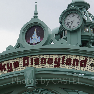 時計のついた屋根のあるゲート