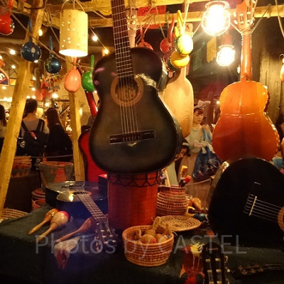 サルードス・アミーゴス！　の待ち列にあるプロップス。